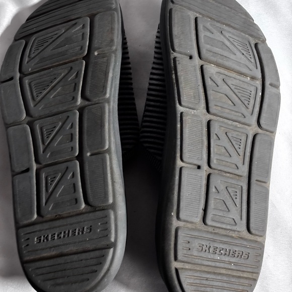 Skechers Men's Black and Gray‎ Luxe Foam Slides - Picture 4 of 5